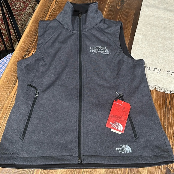 Women’s large north face vest - Picture 1 of 2
